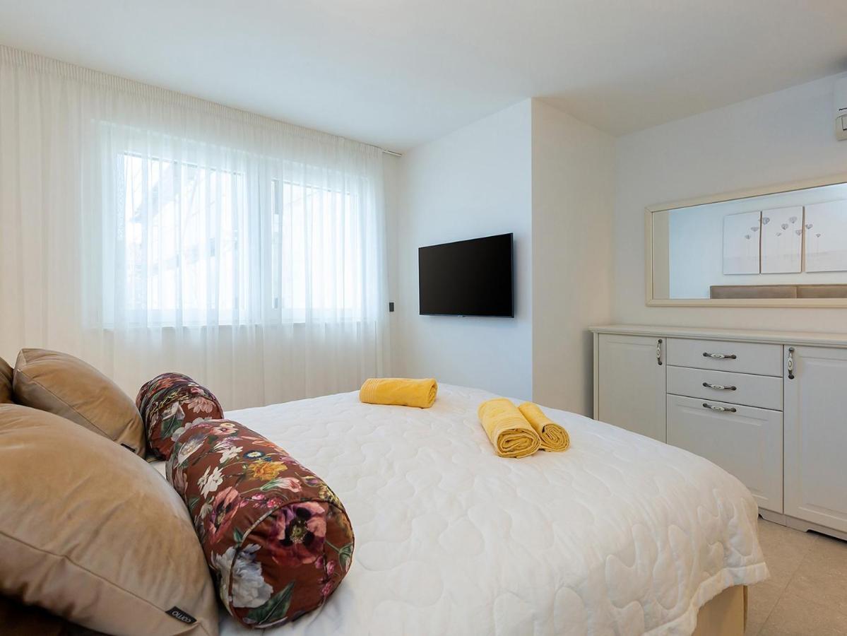 Residence Nar Пореч Екстериор снимка